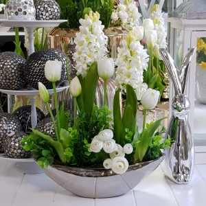Kompozycja wiosna hiacynty tulipany białe Rita