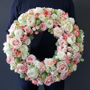 Wianek na drzwi kominek Flora pastelowy róż 45cm
