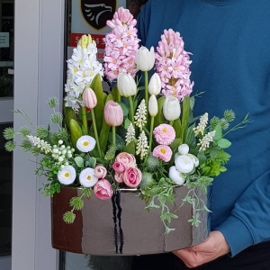 Kompozycja Agnes wiosna wielkanoc hiacynty tulipan j.róż L