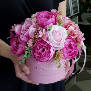Flowerbox Sofia kwiaty w pudełku box na prezent róż M