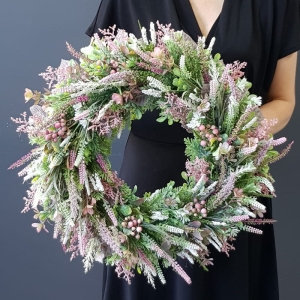 Wianek na drzwi kominek dekoracja na płytę Erica 45-50cm biało-różowy