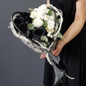 Stroik na grób kompozycja funeralna nagrobna serce średnie czarno-białe