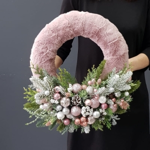 Wianek na drzwi kompozycja świąteczna Wool  45 cm różowy