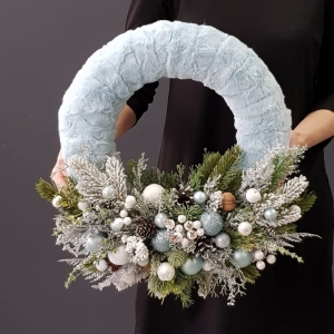 Wianek na drzwi kompozycja świąteczna Wool  45 cm niebieski