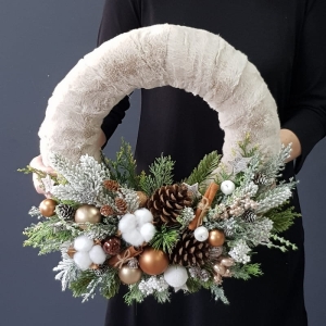 Wianek na drzwi kompozycja świąteczna Wool  45 cm beżowy