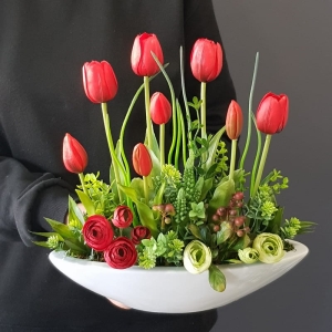 Kompozycja Canoe czerwone kwiaty tulipany gumowe white 33cm