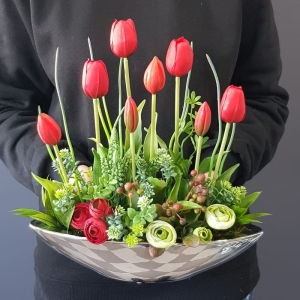 Kompozycja Canoe czerwone kwiaty tulipany gumowe silver 33cm