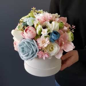 Flowerbox na prezent kwiaty premium box welur Erika pastel blue M