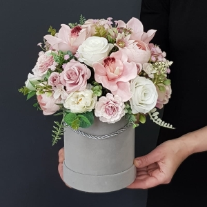 Flowerbox kwiaty kompozycja w pudełku welur Sally