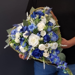 Kompozycja funeralna wiązanka nagrobna stroik na grób serce biało-niebieskie