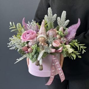 Flower box zima święta kompozycja w pudełku dziecko figurka welur L różowa - ostatnia sztuka
