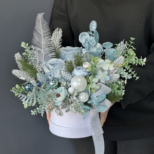 Flower box zima święta kompozycja w pudełku welur M biało-niebieski