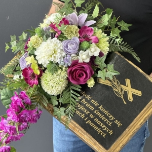 Kwiatowa księga książka nagrobna kwiaty stroik na grób kompozycja wiązanka Astria wz.12