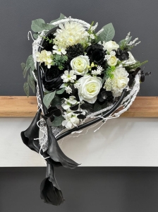 Kompozycja funeralna wiązanka nagrobna stroik na grób serce faszyna czarno-białe