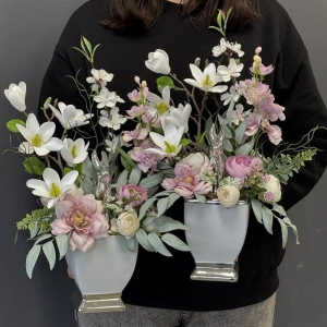 Wiosenna kompozycja zając królik kwiaty sztuczne magnolia