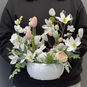 Wiosenna kompozycja zając królik kwiaty sztuczne magnolia Malena