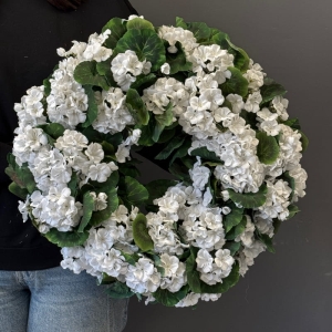 Wianek kwiatowy kompozycja pelargonie wiosna biel M  