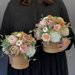 Flowerbox kwiaty kompozycja w pudełku Irsa S wz.2