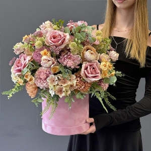 Flowerbox kwiaty kompozycja w pudełku welur róż Casandra unikat XXL
