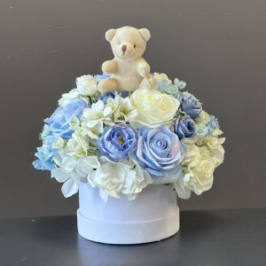 Flower Box z misiem – wyjątkowy prezent na narodziny, chrzest i roczek Blue M