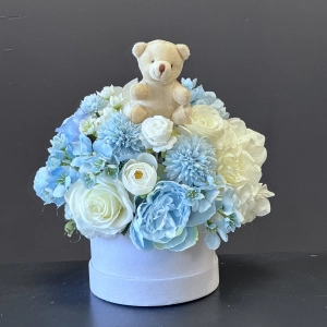 Flower Box z misiem – wyjątkowy prezent na narodziny, chrzest i roczek Blue M