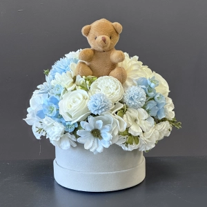 Flower Box z misiem – wyjątkowy prezent na narodziny, chrzest i roczek Blue M